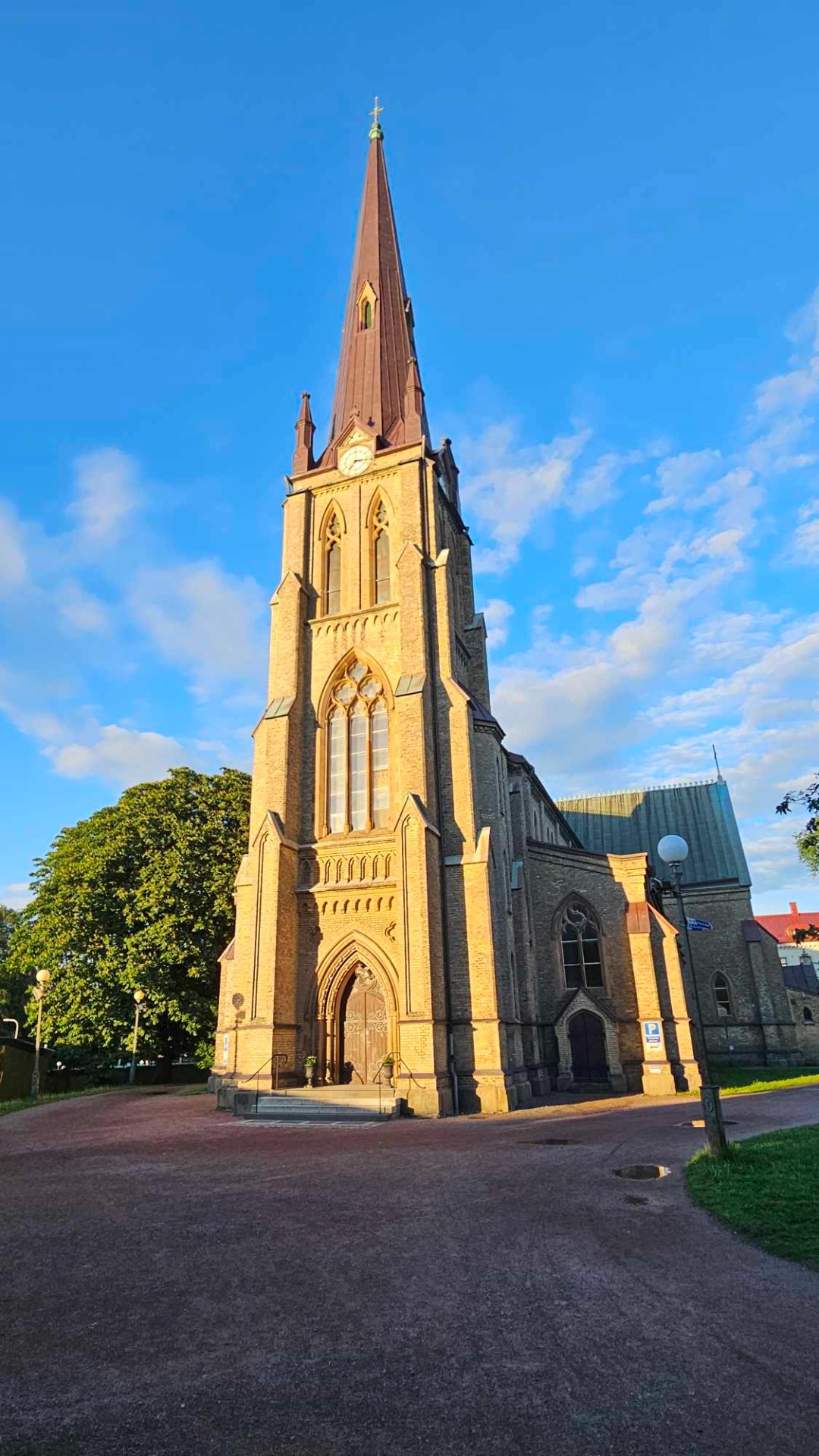 Mötesplats: Hagakyrkan. Meeting point: the Haga Church