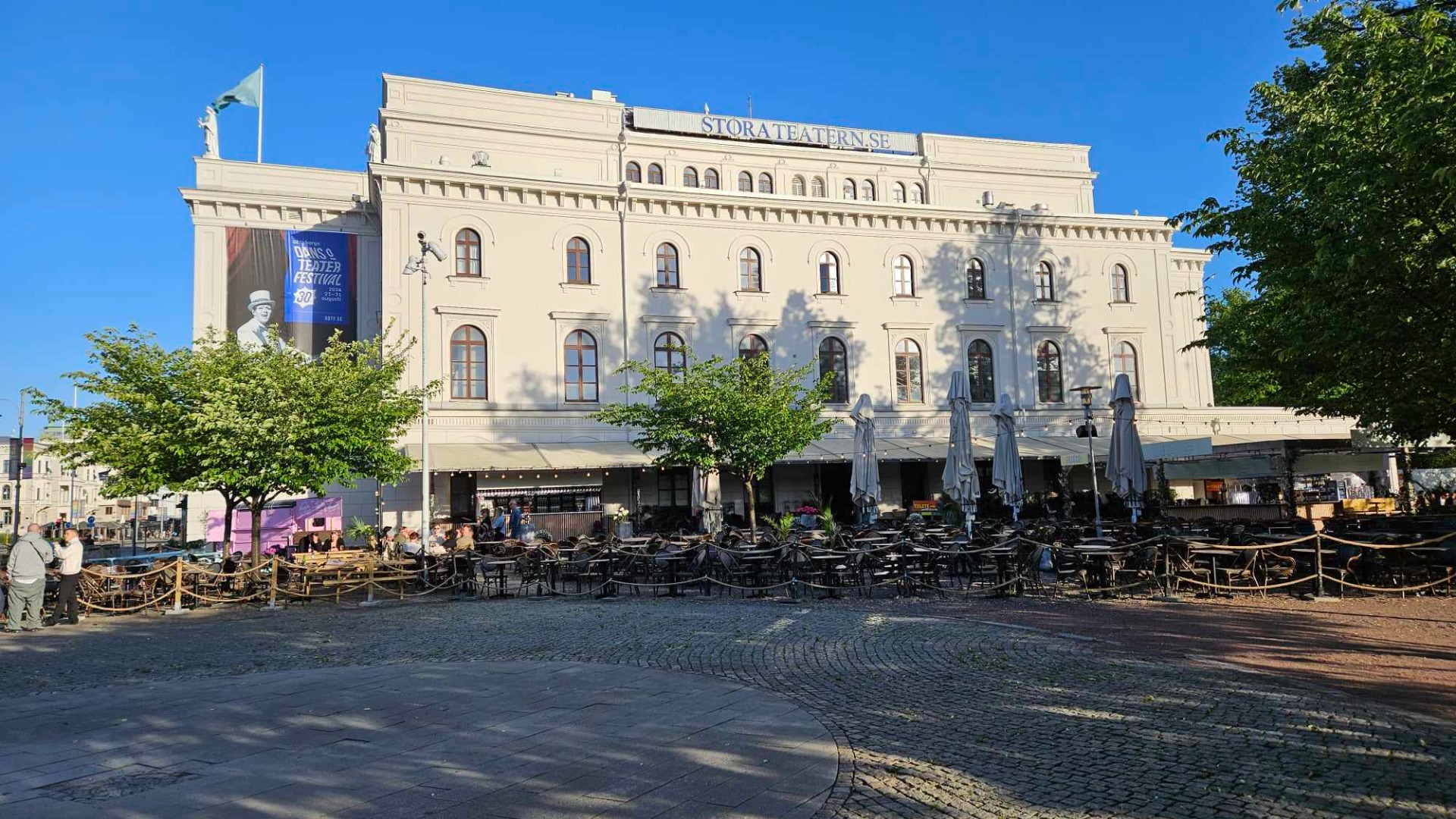 Mötesplats: Utanför Stora teaterns uteservering. Meeting point: In front of the Stora Teatern outside seating